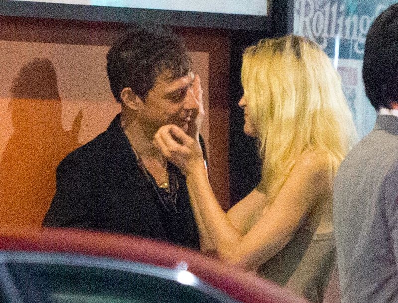 Jamie Hince: Ο πρώην της Kate Moss σε τρυφερές στιγμές με μοντέλο της Victoria's Secret Jamie Hince: Ο πρώην της Kate Moss σε τρυφερές στιγμές με μοντέλο της Victoria's Secret