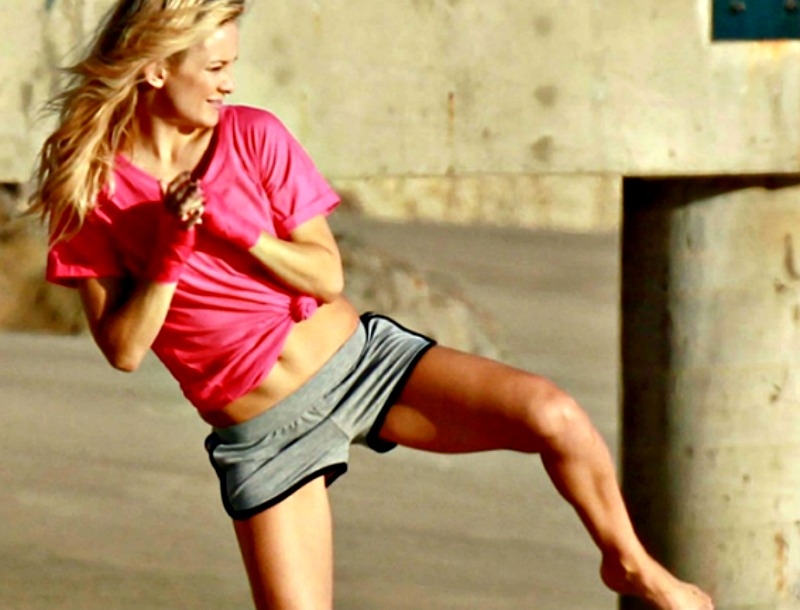 Η σέξι Kate Hudson με καυτό σορτς στη παραλία Η σέξι Kate Hudson με καυτό σορτς στη παραλία