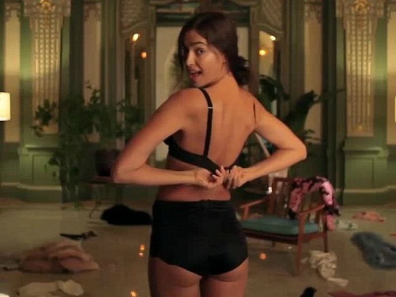 Shayk it, baby! H Irina κάνει striptease για την Vogue (video) Shayk it, baby! H Irina κάνει striptease για την Vogue (video)