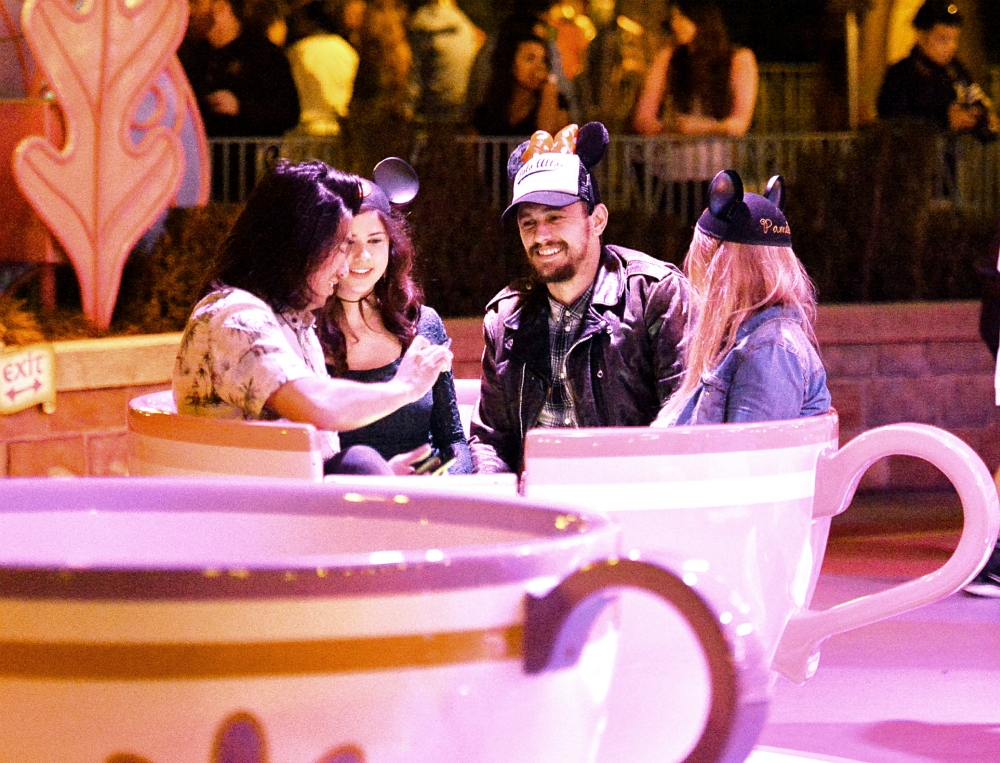 Και οι διάσημοι παίζουν σαν μικρά παιδιά! Ο James Franco στην... Disneyland Και οι διάσημοι παίζουν σαν μικρά παιδιά! Ο James Franco στην... Disneyland