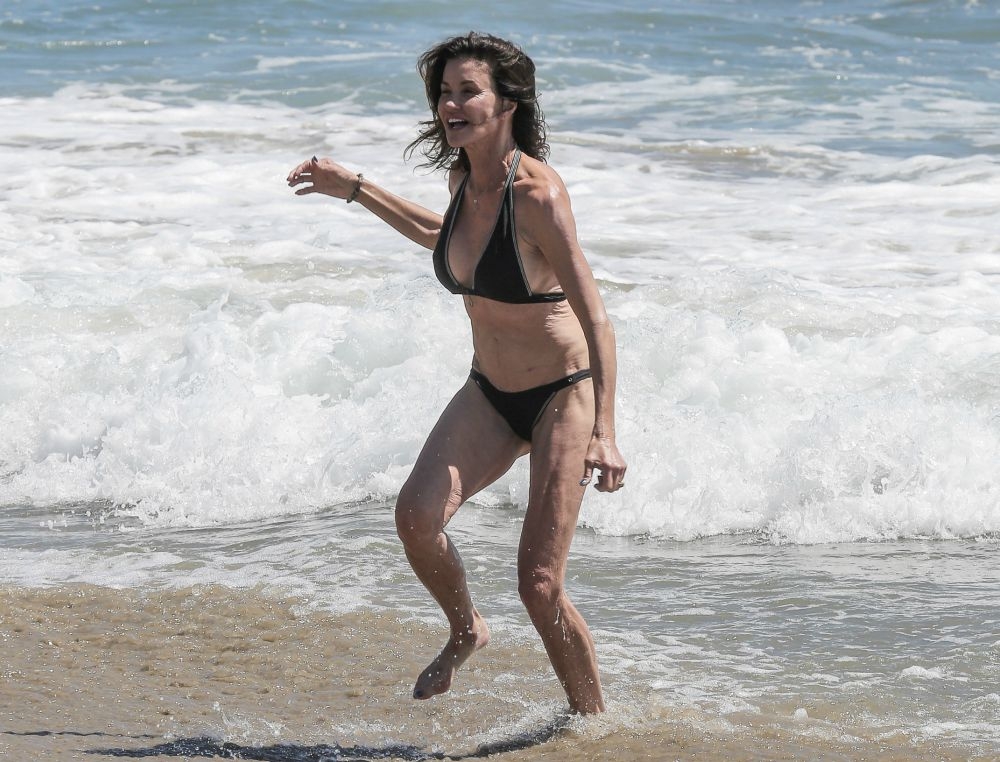 Janice Dickinson: Το πρώτο supermodel του κόσμου χορεύει στην παραλία (κι ας είναι 60 χρονών) Janice Dickinson: Το πρώτο supermodel του κόσμου χορεύει στην παραλία (κι ας είναι 60 χρονών)