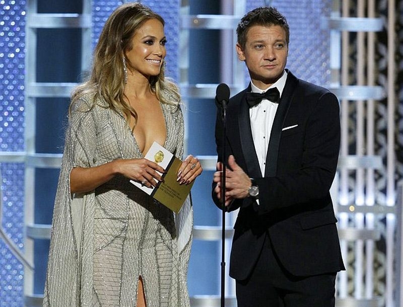 H επίθεση στον Jeremy Renner για το στήθος της Jennifer Lopez H επίθεση στον Jeremy Renner για το στήθος της Jennifer Lopez