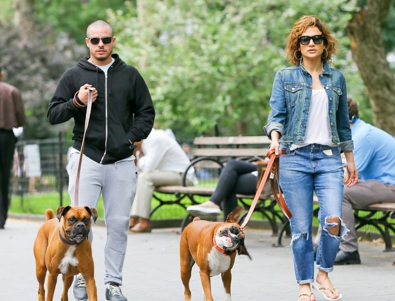 Η Jennifer κι ο Casper έβγαλαν βόλτα τα σκυλάκια τους Η Jennifer κι ο Casper έβγαλαν βόλτα τα σκυλάκια τους