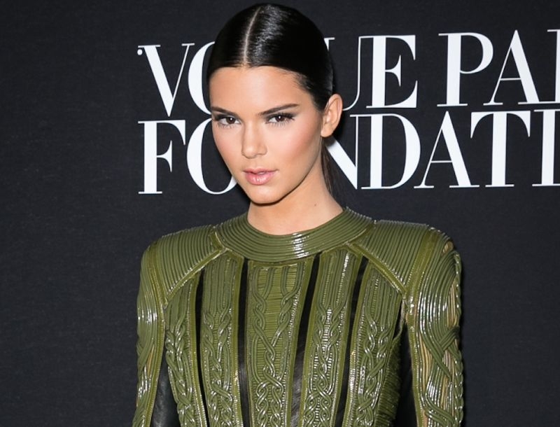 Η Kendall Jenner έγινε αγνώριστη για φιλανθρωπικό σκοπό Η Kendall Jenner έγινε αγνώριστη για φιλανθρωπικό σκοπό