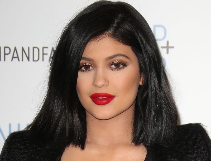 Kylie Jenner: Μήπως το ντεκολτέ της παραφούσκωσε; Kylie Jenner: Μήπως το ντεκολτέ της παραφούσκωσε;
