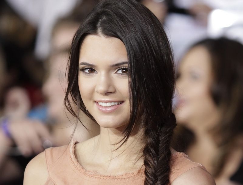 Lady in Grey: Η κλασσάτη εμφάνιση της Kendall Jenner Lady in Grey: Η κλασσάτη εμφάνιση της Kendall Jenner