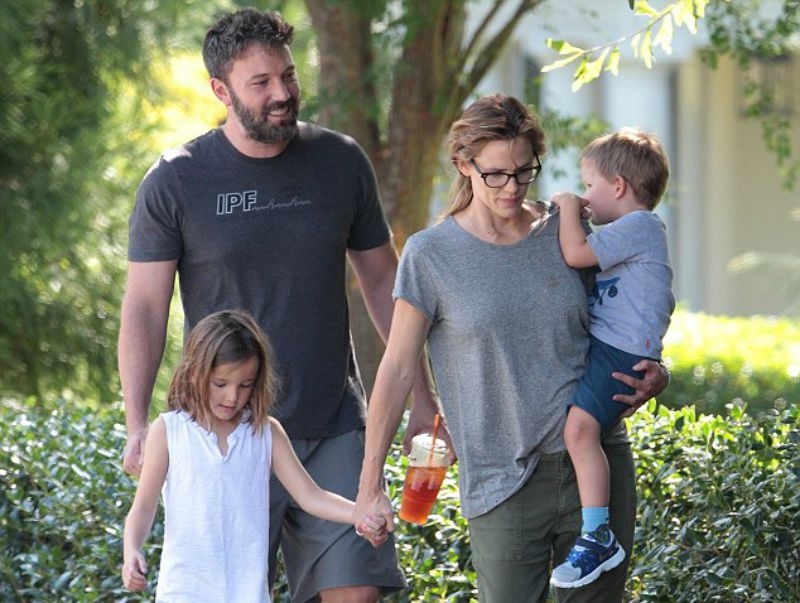 Μια χαρούμενη οικογένεια! Ben Affleck – Jennifer μαζί ενάντια στη νταντά Μια χαρούμενη οικογένεια! Ben Affleck – Jennifer μαζί ενάντια στη νταντά
