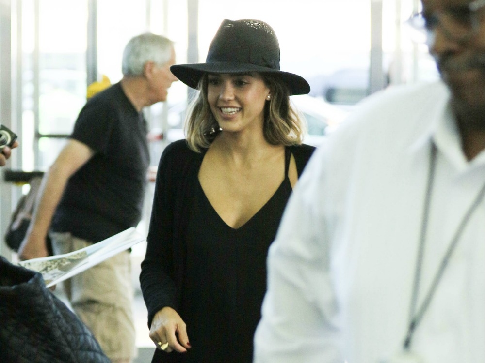 Jessica Alba: Με total black look στο αεροδρόμιο της Νέας Υόρκης Jessica Alba: Με total black look στο αεροδρόμιο της Νέας Υόρκης