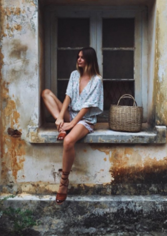 Street style : Η Jessica Stein με το ιδανικό look για το νησί Street style : Η Jessica Stein με το ιδανικό look για το νησί