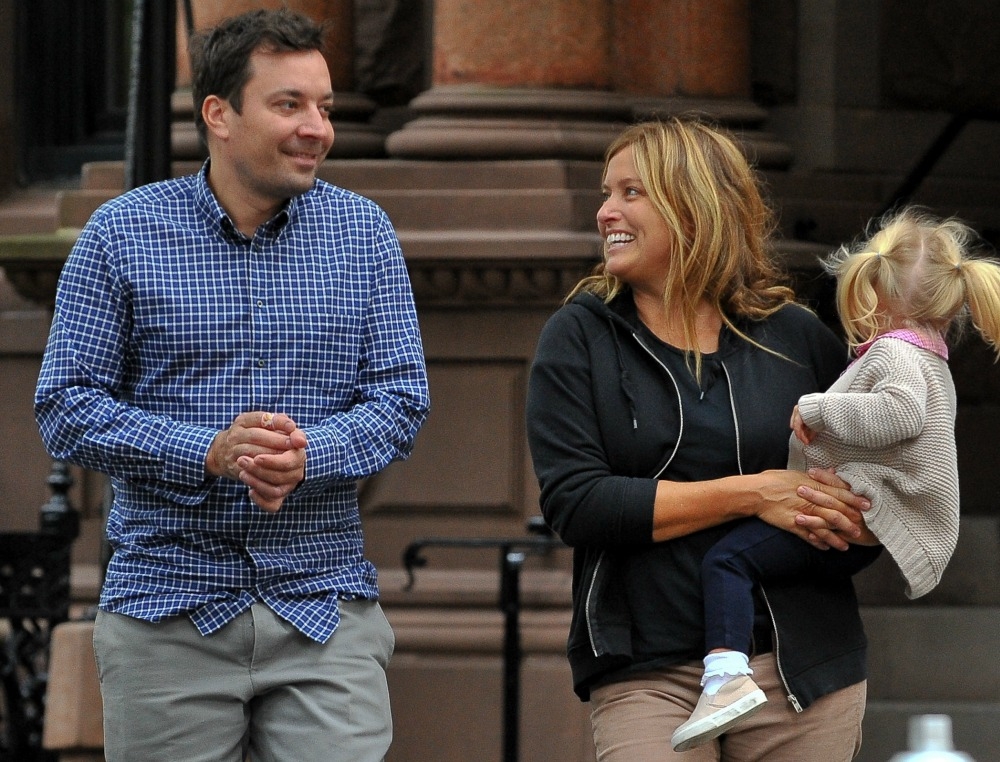 Ο Jimmy Fallon βολτάρει με τη γυναίκα του Ο Jimmy Fallon βολτάρει με τη γυναίκα του