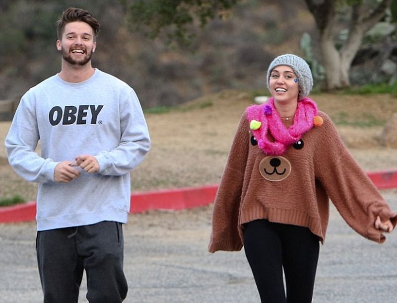 Σοβαρεύει το πράγμα: Η Miley Cyrus γνώρισε τον Αrnold Schwarzenegger Σοβαρεύει το πράγμα: Η Miley Cyrus γνώρισε τον Αrnold Schwarzenegger