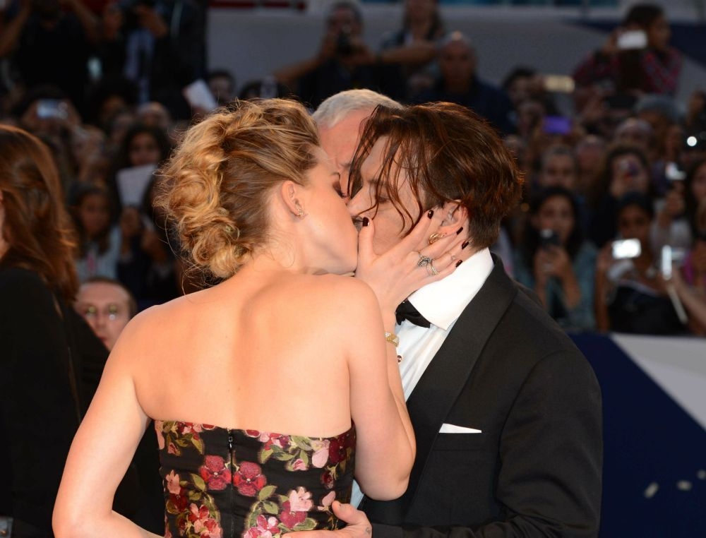 Johnny Depp - Amber Heard: Παθιασμένα φιλιά στο κόκκινο χαλί Johnny Depp - Amber Heard: Παθιασμένα φιλιά στο κόκκινο χαλί