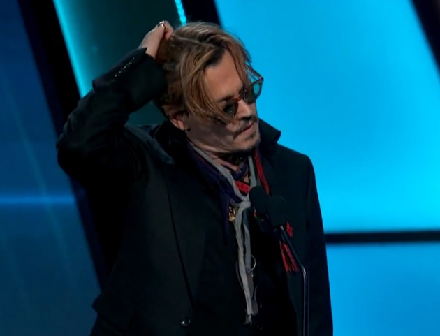 Ο Johnny Depp μεθυσμένος στη σκηνή Ο Johnny Depp μεθυσμένος στη σκηνή