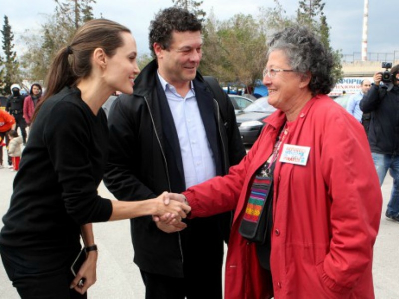 H Aντζελίνα Τζολί στους πρόσφυγες στον Πειραιά (φωτογραφίες και βίντεο) H Aντζελίνα Τζολί στους πρόσφυγες στον Πειραιά (φωτογραφίες και βίντεο)