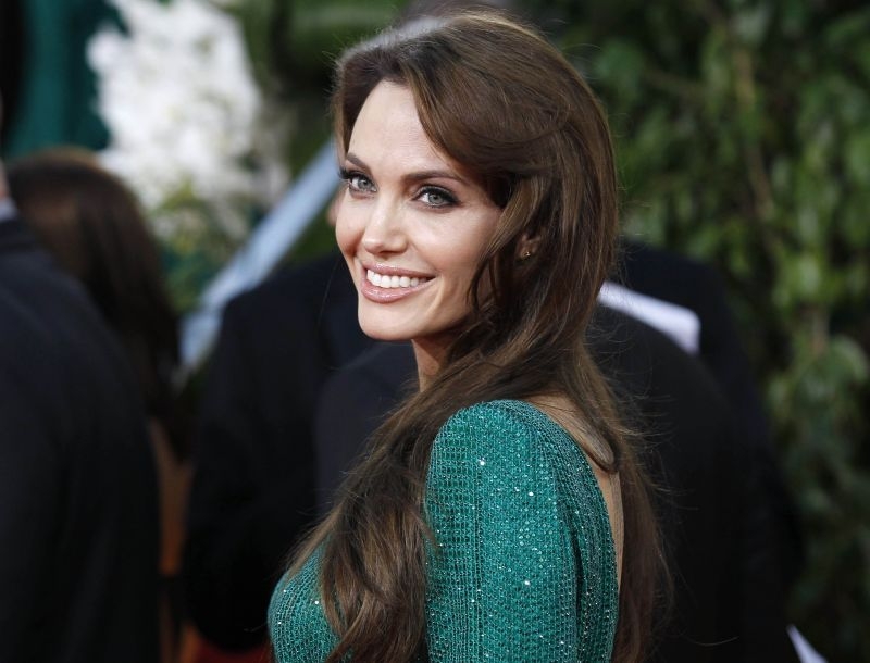 Αντίο ανεμοβλογιά! Η Angelina Jolie και πάλι λαμπερή Αντίο ανεμοβλογιά! Η Angelina Jolie και πάλι λαμπερή