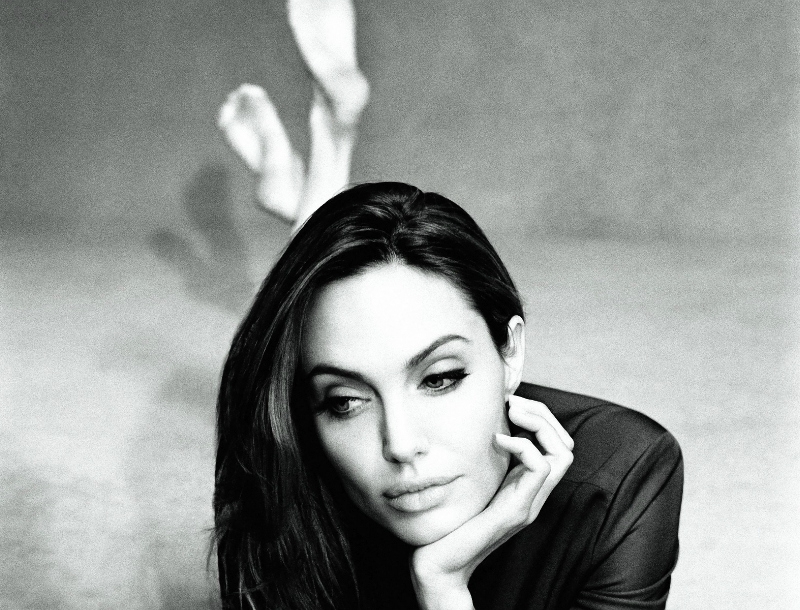 Angelina Jolie: Δείχνει το tattoo της στη νέα της φωτογράφιση Angelina Jolie: Δείχνει το tattoo της στη νέα της φωτογράφιση