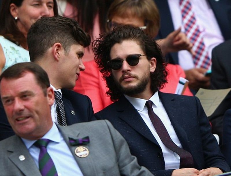 Kit Harrington: Μακραίνει ξανά τα μαλλιά του για το Game Of Thrones! Kit Harrington: Μακραίνει ξανά τα μαλλιά του για το Game Of Thrones!