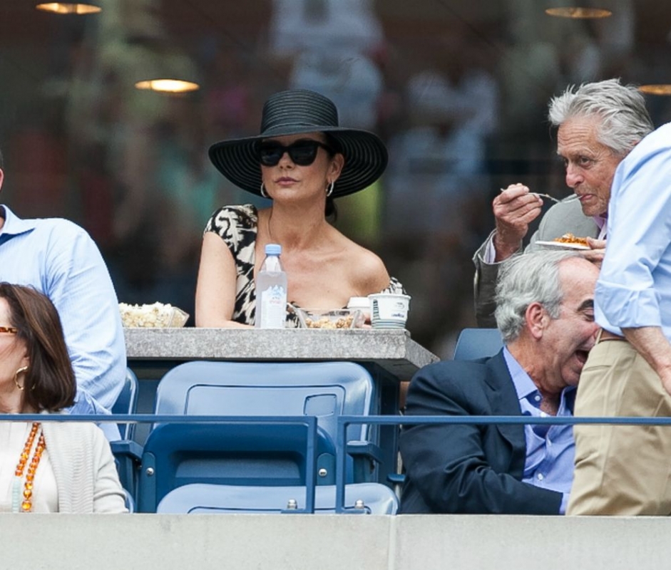 Η chic Cathrine Zeta - Jones και ο γερασμένος Michael Douglas σε αγώνα τένις Η chic Cathrine Zeta - Jones και ο γερασμένος Michael Douglas σε αγώνα τένις