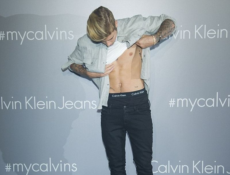 Justin Bieber: Έδειξε τους κοιλιακούς του στο κόκκινο χαλί Justin Bieber: Έδειξε τους κοιλιακούς του στο κόκκινο χαλί
