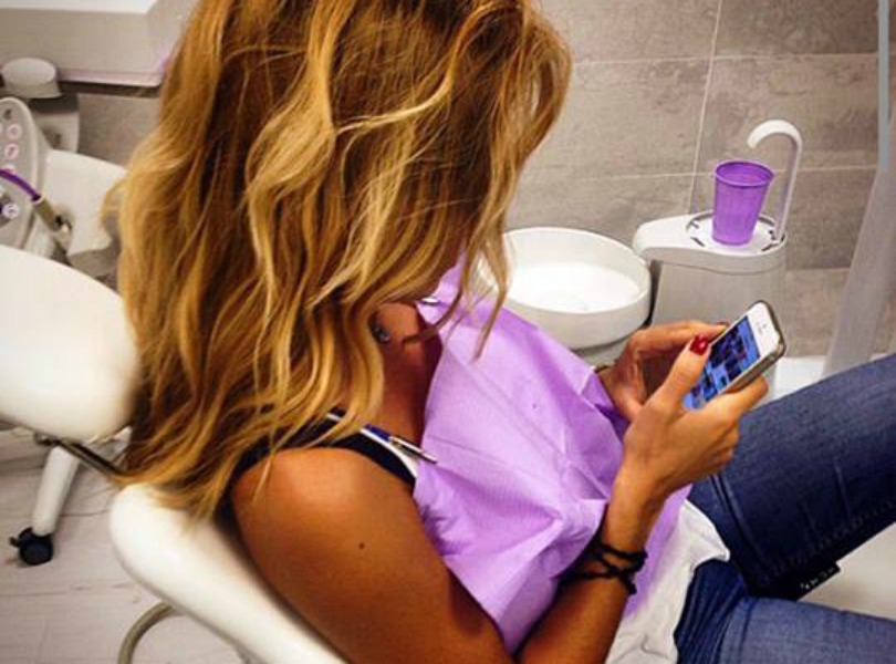 H Στέλλα Καλλή στην καρέκλα του οδοντίατρου H Στέλλα Καλλή στην καρέκλα του οδοντίατρου