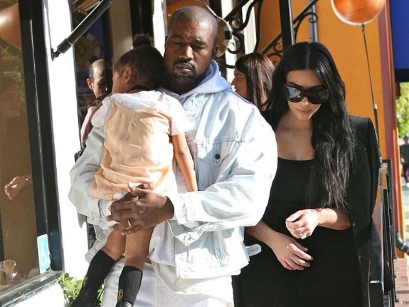 Κanye West: Είναι ερωτευμένος με την Kim και το γράφει και στα παπούτσια του! Κanye West: Είναι ερωτευμένος με την Kim και το γράφει και στα παπούτσια του!