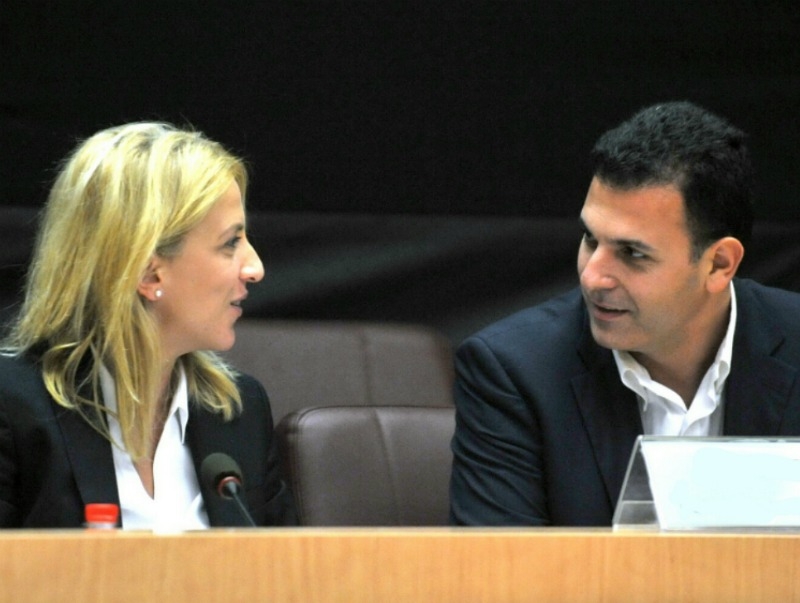 Γιώργος Καραμέρος: Η Ρένα Δούρου είναι σέξι Γιώργος Καραμέρος: Η Ρένα Δούρου είναι σέξι