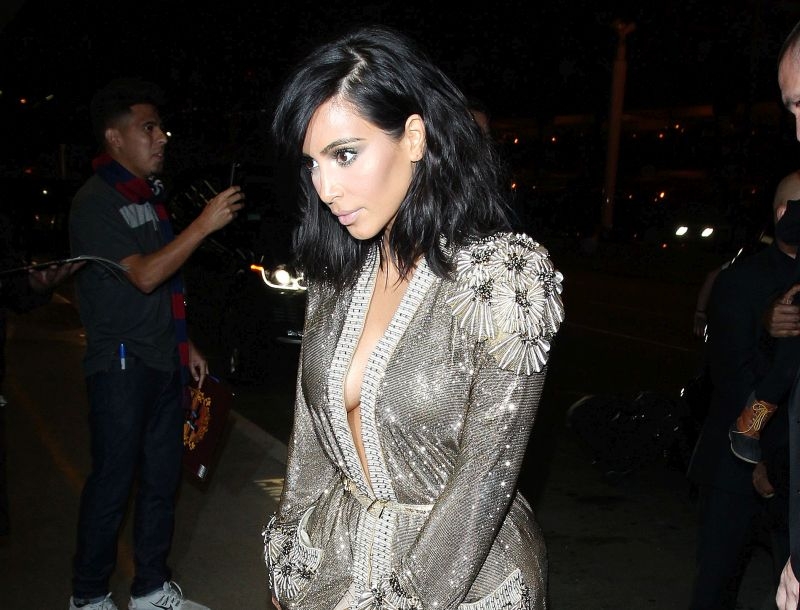 Kim Kardashian: Το παραλίγο sexy ατύχημα και το φόρεμα… 45 κιλών! Kim Kardashian: Το παραλίγο sexy ατύχημα και το φόρεμα… 45 κιλών!
