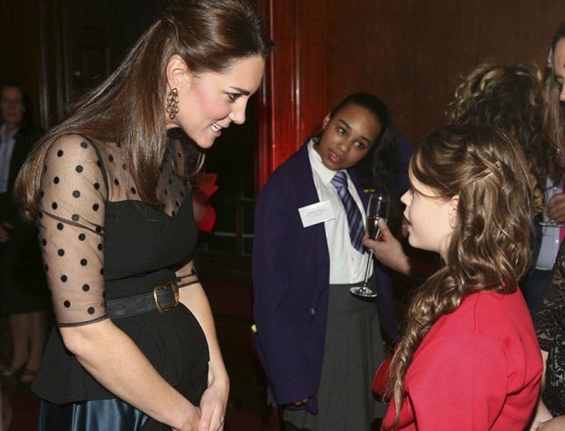 Δεν κρύβεται πλέον η κοιλίτσα της Kate Middleton Δεν κρύβεται πλέον η κοιλίτσα της Kate Middleton