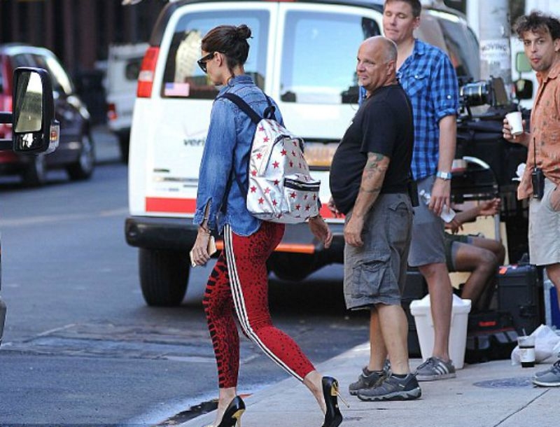 Katie Holmes τι αλλοπρόσαλλος συνδυασμός είναι αυτός; Katie Holmes τι αλλοπρόσαλλος συνδυασμός είναι αυτός;