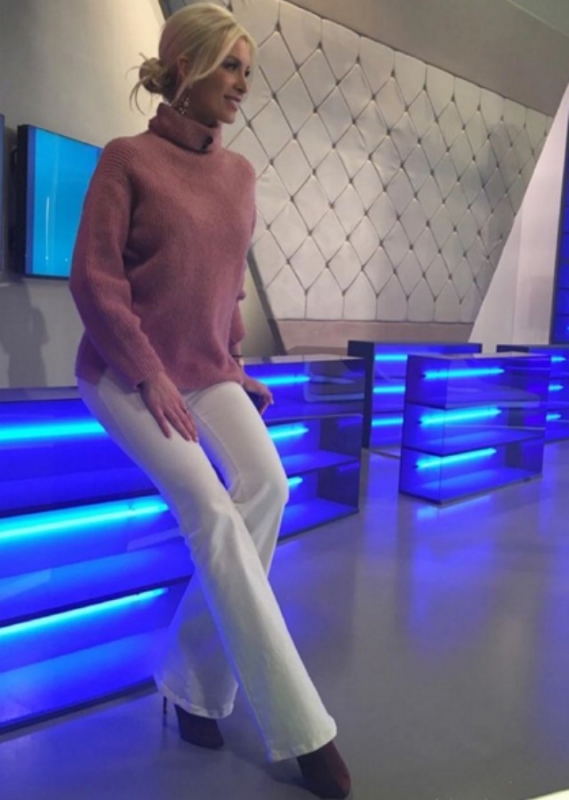 Street style : Η Κατερίνα Καινούργιου συνδυάζει ιδανικά το λευκό παντελόνι Street style : Η Κατερίνα Καινούργιου συνδυάζει ιδανικά το λευκό παντελόνι