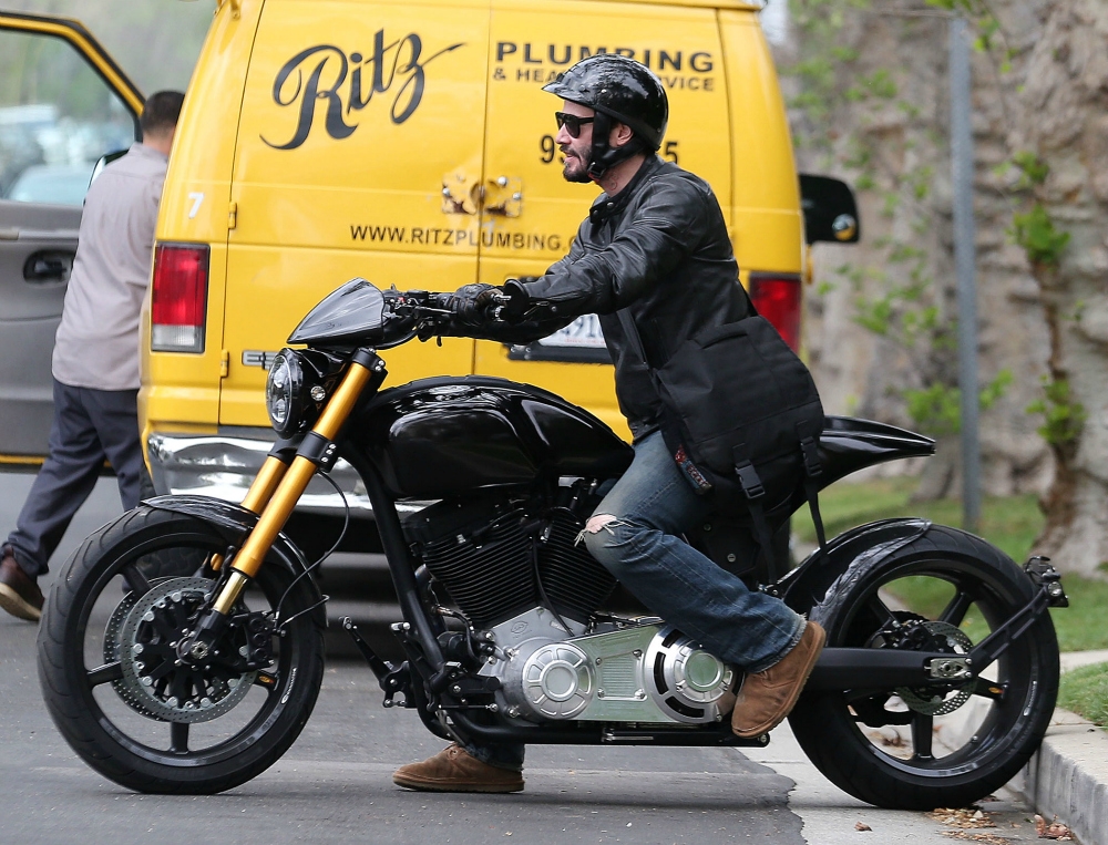 Keanu Reeves: Ένας κούκλος 50άρης με μηχανή που μοιάζει με 30άρη Keanu Reeves: Ένας κούκλος 50άρης με μηχανή που μοιάζει με 30άρη
