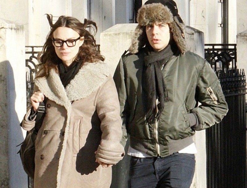 Η Keira Knightley με φουσκωμένη κοιλίτσα σε τρυφερές στιγμές με τον σύζυγό της Η Keira Knightley με φουσκωμένη κοιλίτσα σε τρυφερές στιγμές με τον σύζυγό της