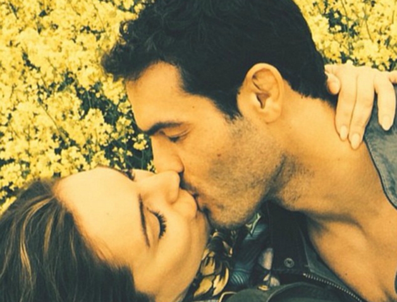 Kelly Brook: Τρελά ερωτευμένη ποστάρει φιλιά στο Ιnstagram Kelly Brook: Τρελά ερωτευμένη ποστάρει φιλιά στο Ιnstagram