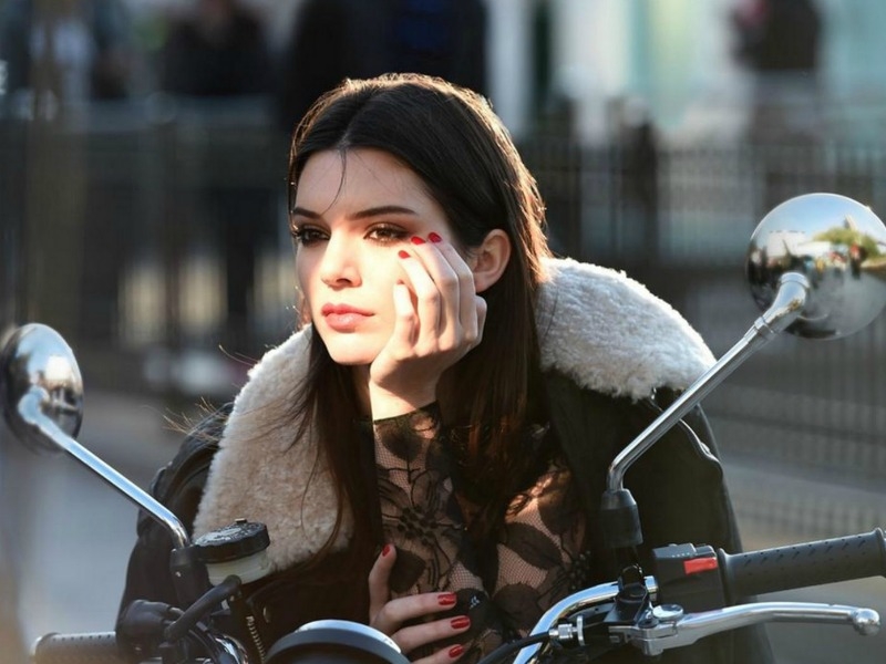 Μετά τις πασαρέλες η Kendall Jenner κατακτά και την Estee Lauder! Μετά τις πασαρέλες η Kendall Jenner κατακτά και την Estee Lauder!