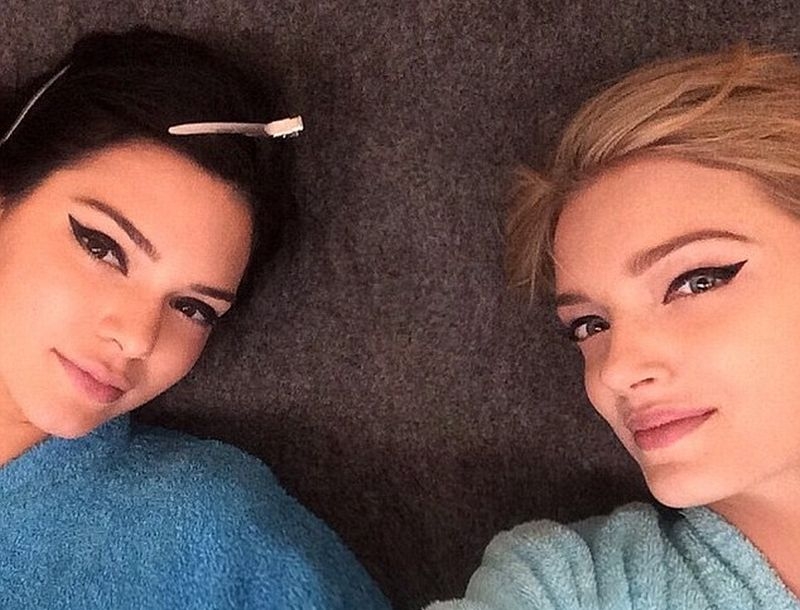 Kendall Jenner: Ξεκίνησε τις selfies με το μπουρνούζι Kendall Jenner: Ξεκίνησε τις selfies με το μπουρνούζι