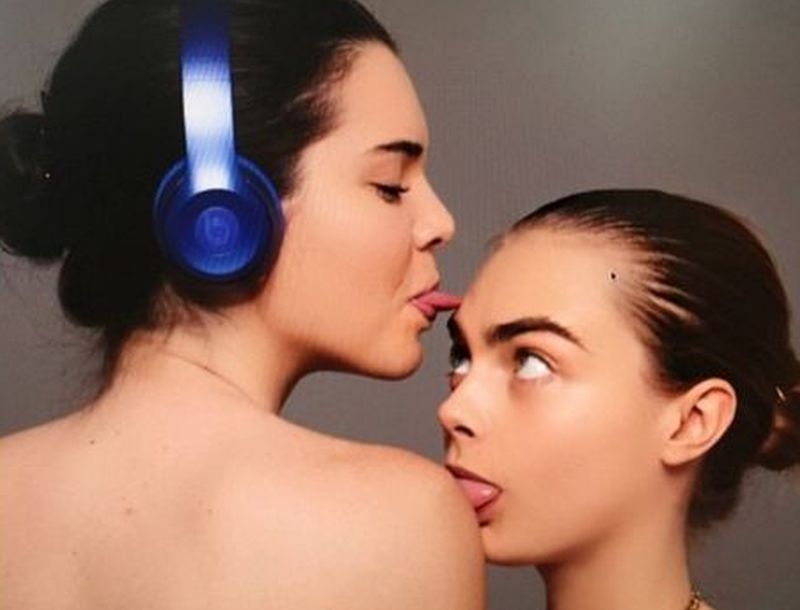 Κορίτσια ντροπή! Η Cara Delevingne και η Κendall Jenner ποζάρουν topless Κορίτσια ντροπή! Η Cara Delevingne και η Κendall Jenner ποζάρουν topless