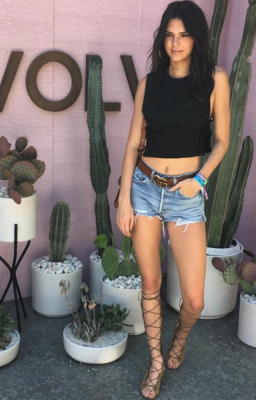 Street style : Η Kendall Jenner με καθημερινό look μας δείχνει πως το boho μπορεί να είναι minimal Street style : Η Kendall Jenner με καθημερινό look μας δείχνει πως το boho μπορεί να είναι minimal