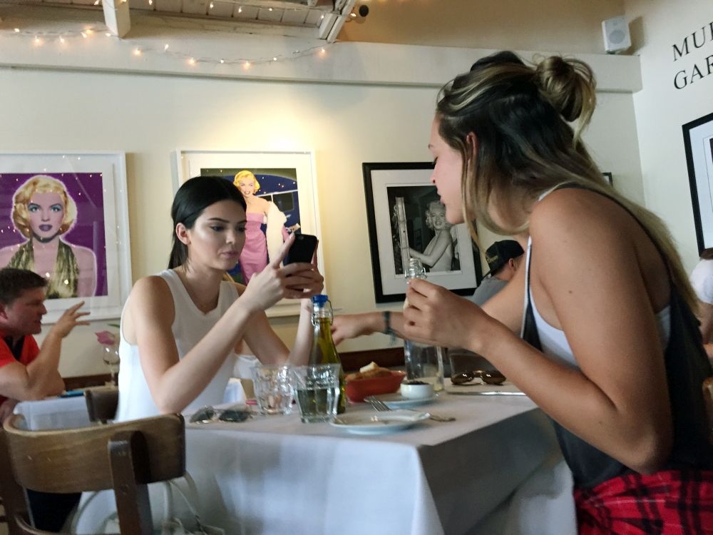 Kendall Jenner: Μεσημεριανό με φίλη στο Hollywood Kendall Jenner: Μεσημεριανό με φίλη στο Hollywood
