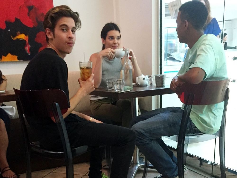 Kendall Jenner: Βόλτα και καφές στο West Hollywood Kendall Jenner: Βόλτα και καφές στο West Hollywood