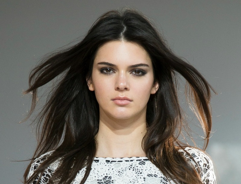 Kendall Jenner: Εσύ είσαι; Και ποιος είναι αυτός στο κρεβάτι; Kendall Jenner: Εσύ είσαι; Και ποιος είναι αυτός στο κρεβάτι;