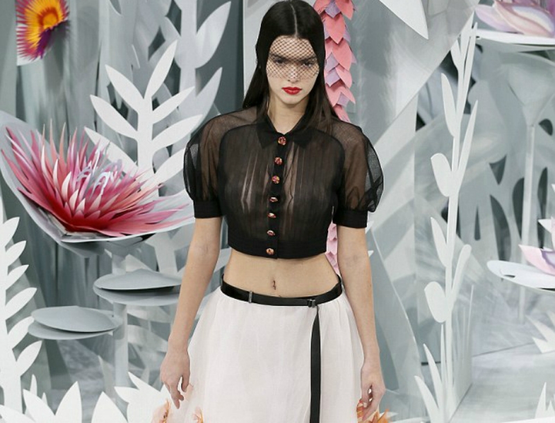 Kendall Jenner: Η μεταμόρφωσή της από τους δρόμους στην πασαρέλα της Chanel! Kendall Jenner: Η μεταμόρφωσή της από τους δρόμους στην πασαρέλα της Chanel!
