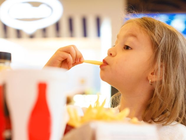 Οι βλαβερές συνέπειες που έχει το Fast Food στα παιδιά - Κεντρική Εικόνα Οι βλαβερές συνέπειες που έχει το Fast Food στα παιδιά - Κεντρική Εικόνα
