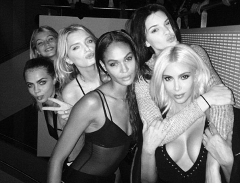 Kim Kardashian: Η selfie με τα super models στην Fashion Week Kim Kardashian: Η selfie με τα super models στην Fashion Week