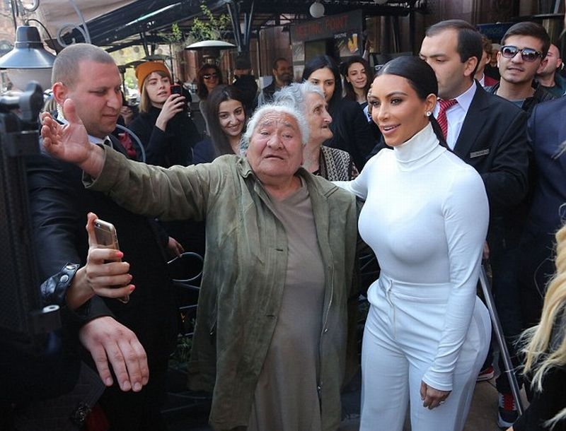 Kim Kardashian: Ηλικιωμένη θαυμάστρια περίμενε 3 μέρες έξω από το ξενοδοχείο της! Kim Kardashian: Ηλικιωμένη θαυμάστρια περίμενε 3 μέρες έξω από το ξενοδοχείο της!