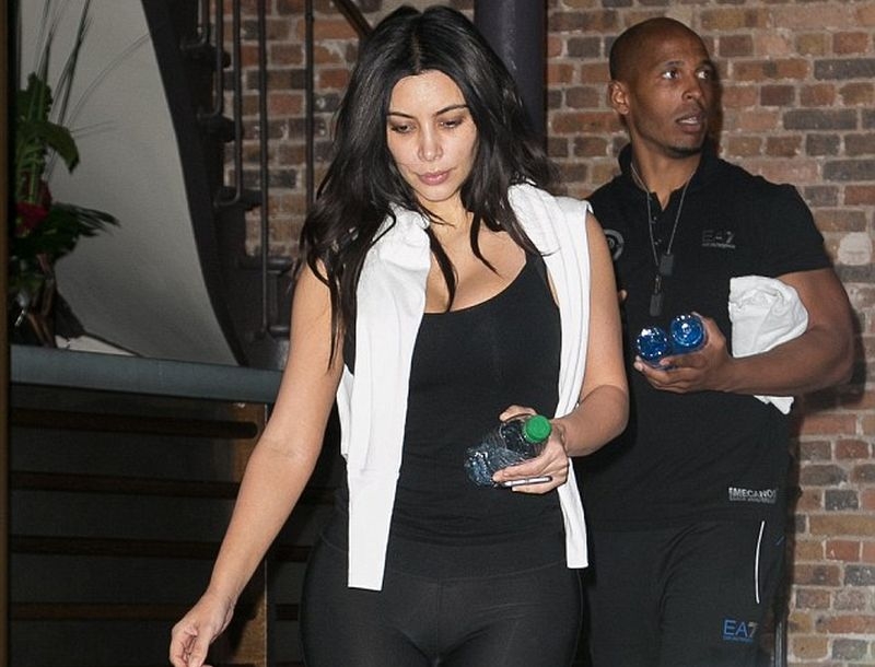 Kim Kardashian: Το κολλητό παντελόνι που δεν άφησε τίποτα στην φαντασία