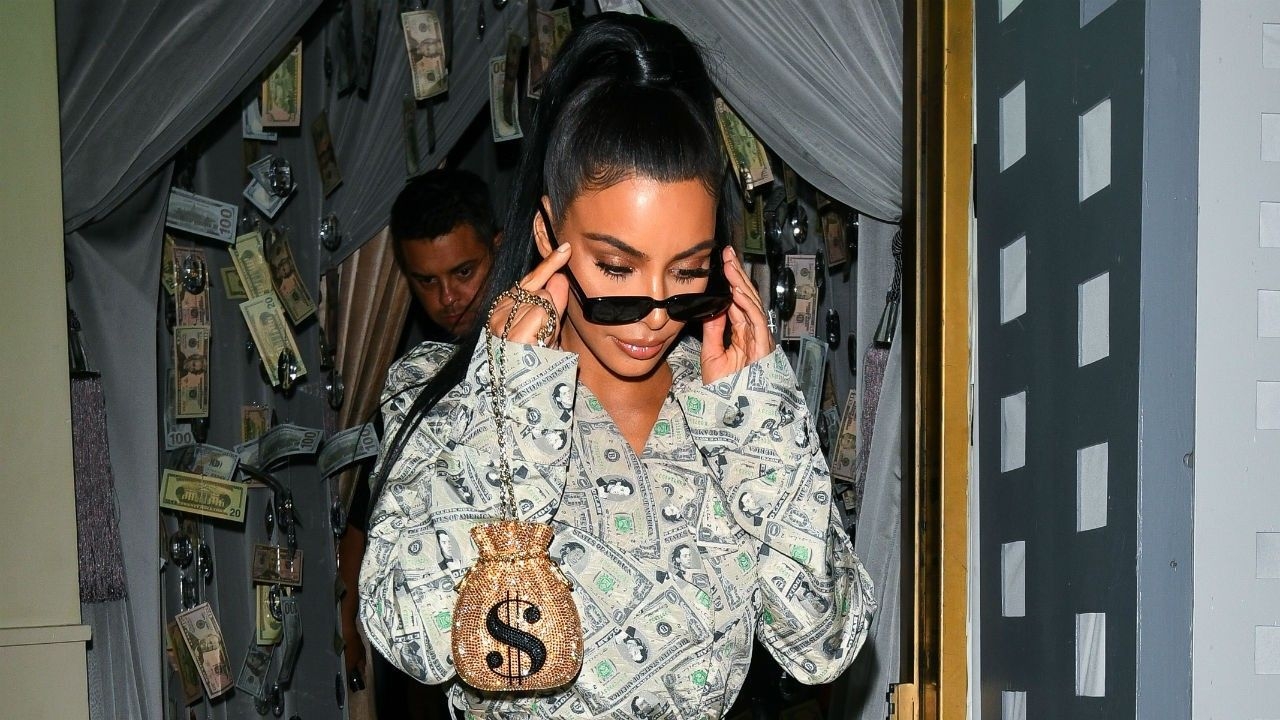 Kim Kardashian: Φόρεσε το πιο κακόγουστο outfit που έχεις δει Kim Kardashian: Φόρεσε το πιο κακόγουστο outfit που έχεις δει