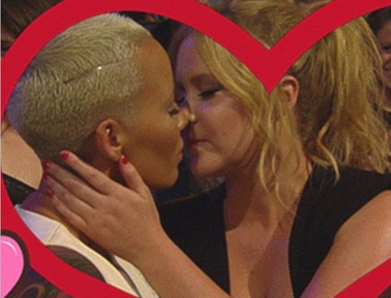 MTV Movie Awards: Το καυτό φιλί Amber Rose – Amy Schumer (video) MTV Movie Awards: Το καυτό φιλί Amber Rose – Amy Schumer (video)