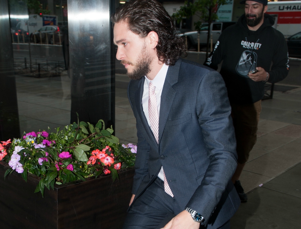 Kit Harrington: Ο John Snow πέταξε την προβιά κι έβαλε κοστούμι! Kit Harrington: Ο John Snow πέταξε την προβιά κι έβαλε κοστούμι!