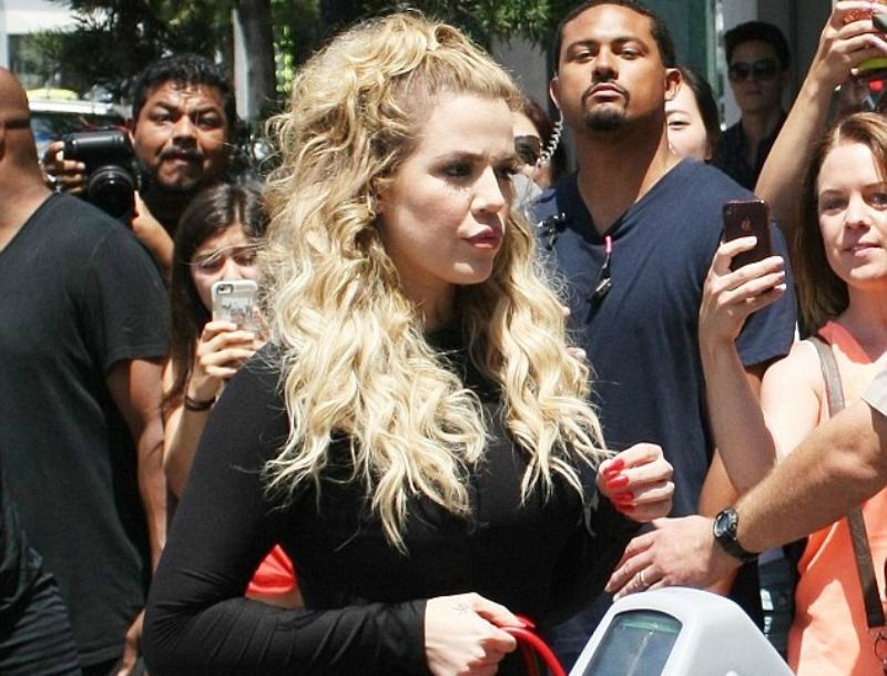 Kloe Kardashian: Έκανε comeback στις επιχειρήσεις της στο L.A. με μαλλί 80ς Kloe Kardashian: Έκανε comeback στις επιχειρήσεις της στο L.A. με μαλλί 80ς