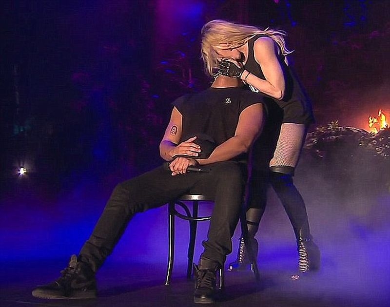 Madonna: Μην φιλήσετε ποτέ τον Drake! Madonna: Μην φιλήσετε ποτέ τον Drake!